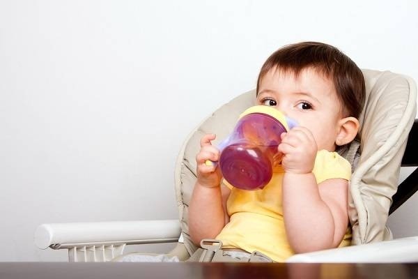 Cho trẻ uống nước ép trái cây như thế nào?