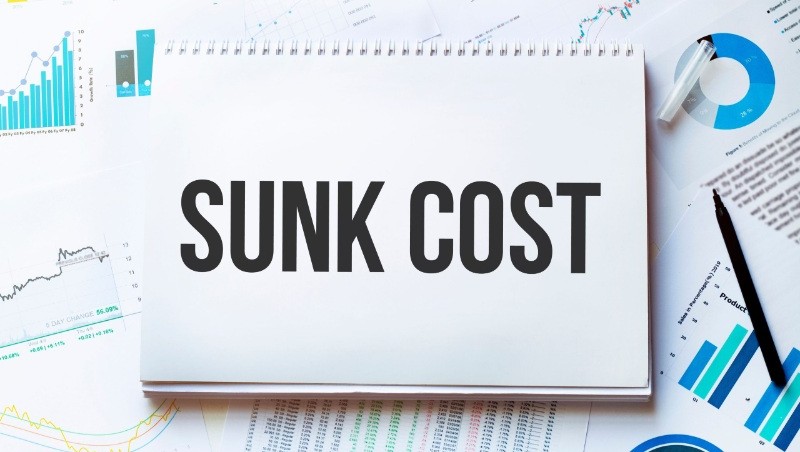 Chi phí chìm là gì? Hiểu đúng về sunk cost để ra quyết định tối ưu